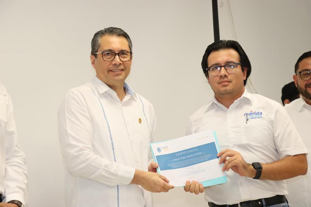 #Yucatán Empleados municipales concluyen el primer Diplomado en Estudios&nbsp;Públicos