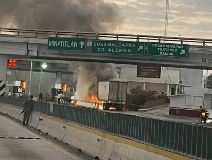 #Veracruz Se incendia tráiler en la caseta de #Cosamaloapan; generó caos&nbsp;vial