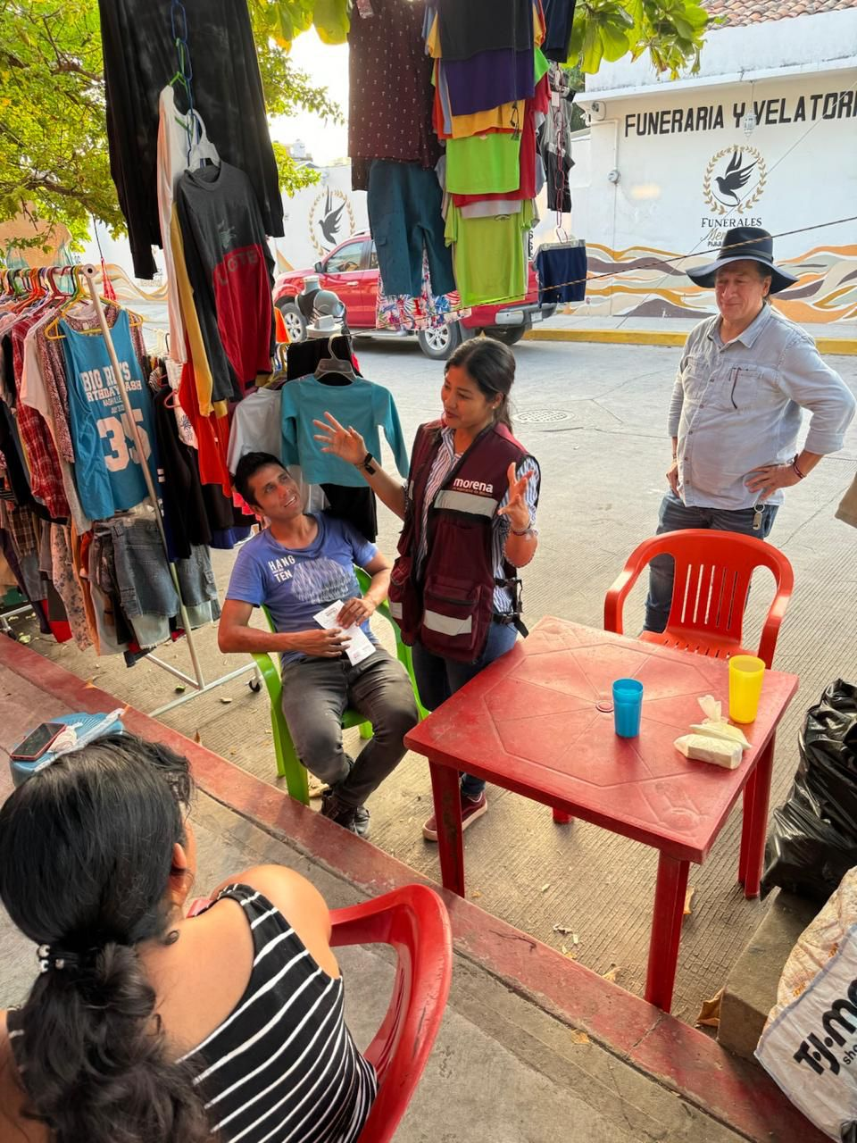 #Chiapas #AzucenaTrinidadArreola, candidata a diputada federal por #MORENA en el Distrito VII, realiza campaña a ras de tierra brigadeando casa por casa en #Pijijiapan acompañada por&nbsp;#AntonioSantos