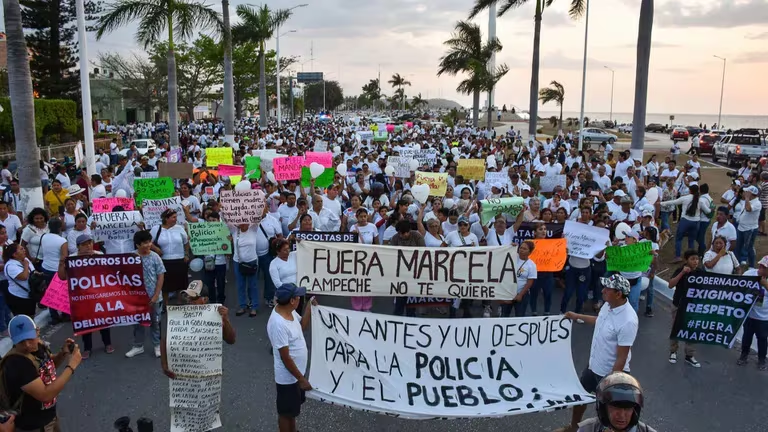 #Campeche Policías exigen renuncia de #LaydaSansores y la titular de Seguridad tras motín en el penal de&nbsp;#Kobén