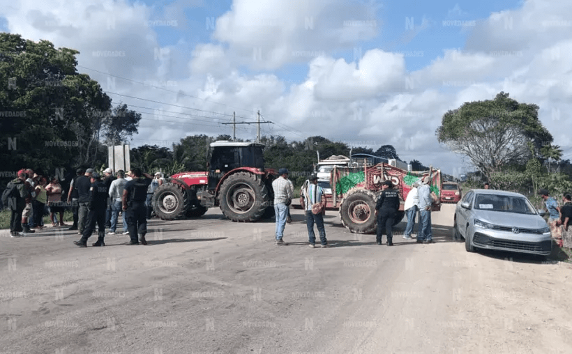 #QuintanaRoo: Ejidatarios y cañeros bloquean la carretera #Chetumal-#Escarcega