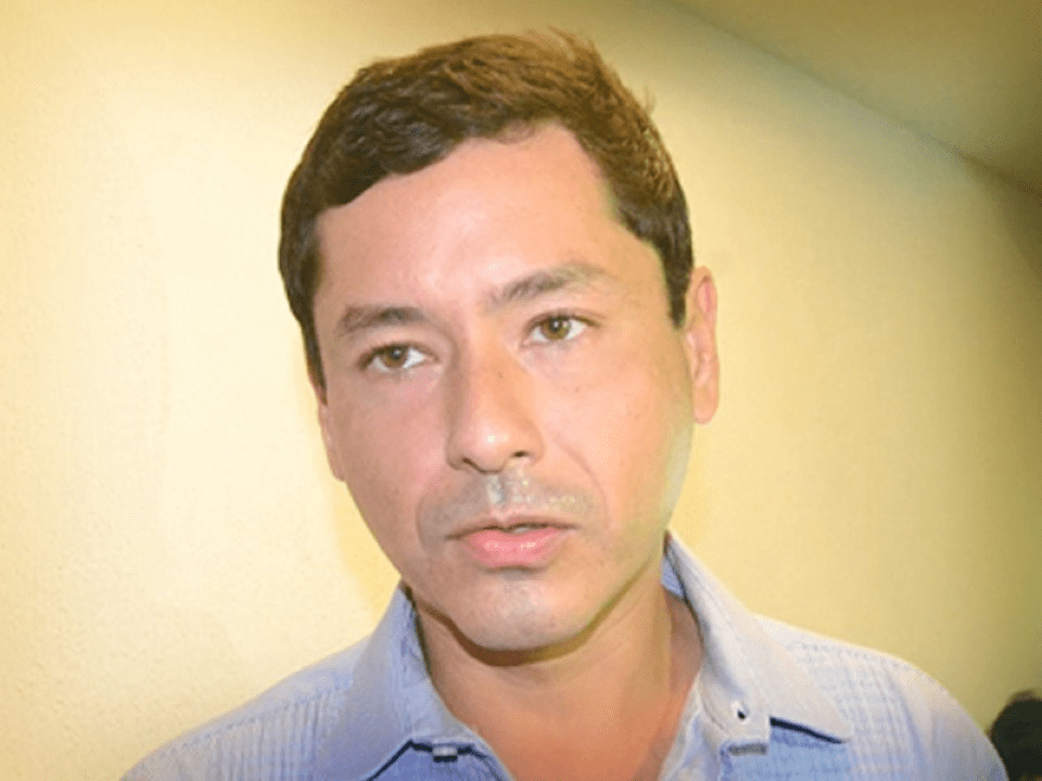 #Campeche Regresan candidatura a #EliseoFernández