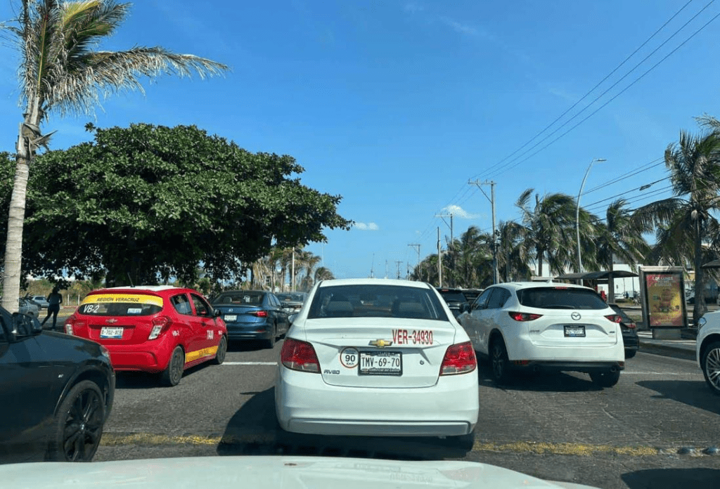 #Veracruz Reportan largas filas de automóviles en bulevar de la Riviera&nbsp;Veracruzana