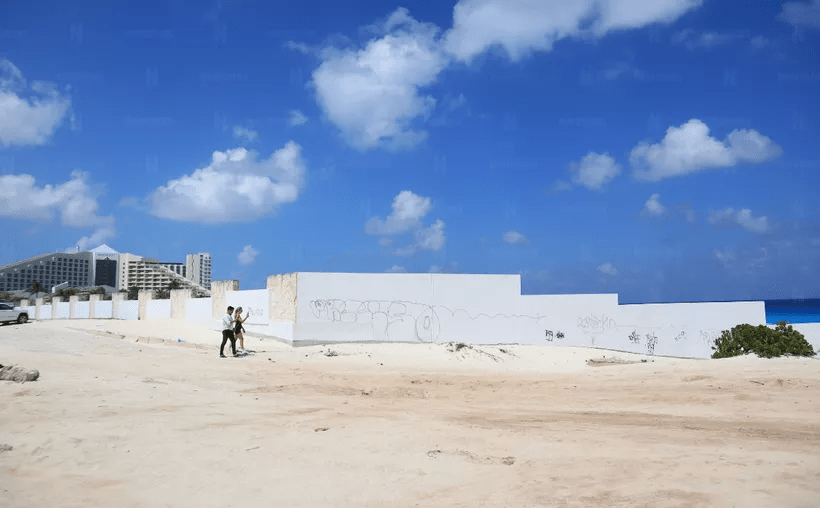#QuintanaRoo Zona Hotelera de #Cancún: Cancelan permiso municipal para hotel; esperan demoler&nbsp;barda