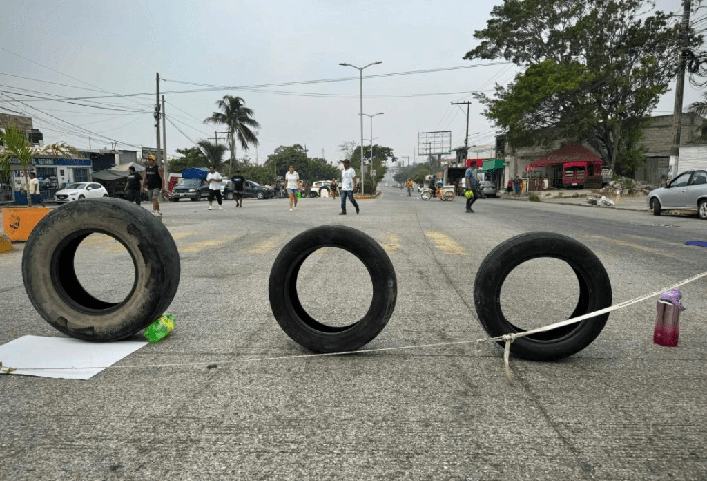 #Veracruz Abren circulación de la avenida #JBLobos; vecinos retiraron el&nbsp;bloqueo
