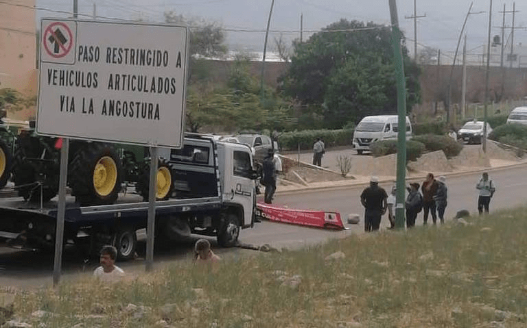 #Chiapas Docentes bloquean salidas de #TuxtlaGutiérrez