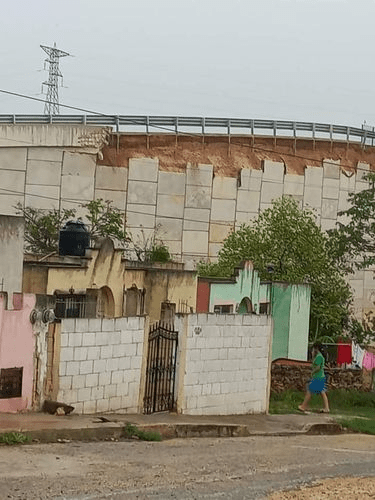 #Yucatán Se derrumban placas de concreto de puente de #Maxcanú sobre vías de&nbsp;#TrenMaya