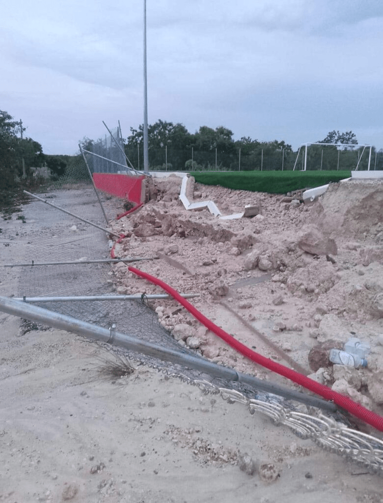 #Campeche Lluvias dejan al descubierto la pésima calidad de material que usó #EmilioLara en el campo sintético de&nbsp;#Ukum