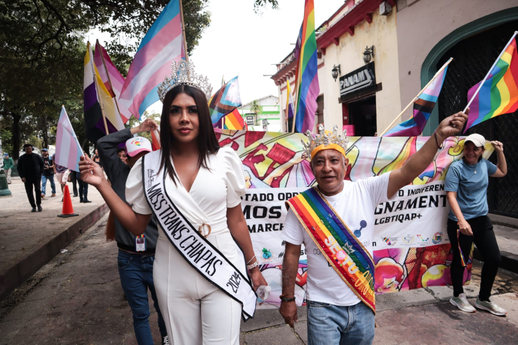 #Chiapas La comunidad #LGBTIQ+ marcharon en la ciudad de #SanCristóbaldelasCasas, para exigir justicia por los homicidios y un alto a la&nbsp;discriminación.