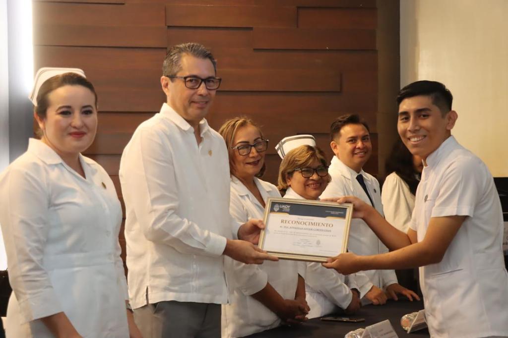 #Yucatán Se gradúa la LXI generación de enfermeras y enfermeros de la #UADY
