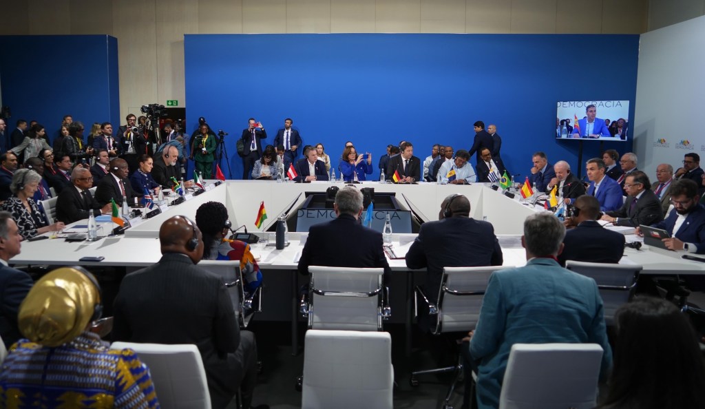 Sheinbaum lanza propuestas clave en Cumbre por la Democracia: Cuba, paz y reforestación&nbsp;global