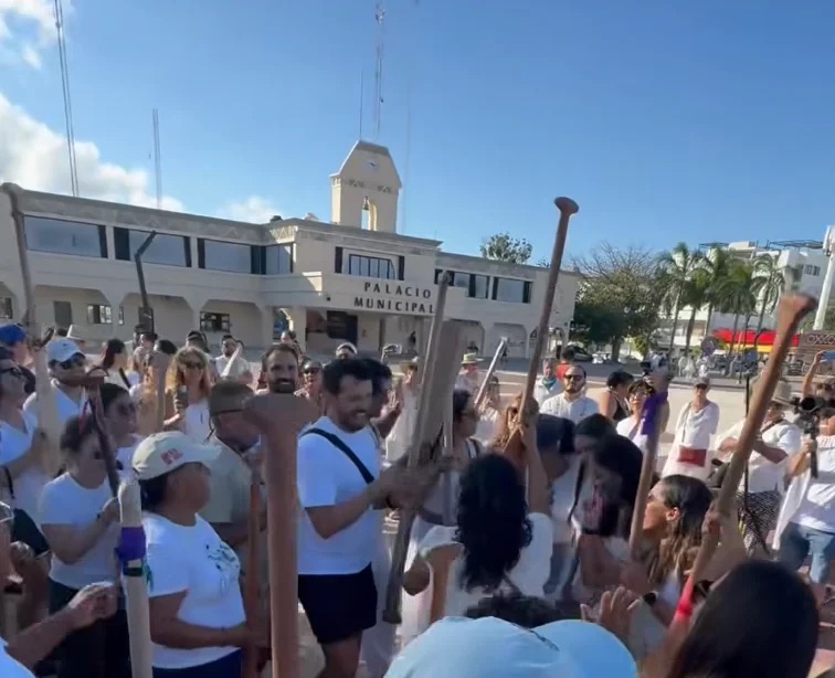 #QuintanaRooCanoeros se manifiestan en apoyo a la travesía organizada por Grupo&nbsp;Xcaret