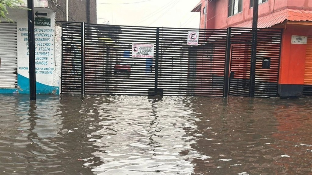 #EdoMex Lluvia provoca anegaciones en varias colonias de Chalco; reportan viviendas afectadas en Casco de San&nbsp;Juan