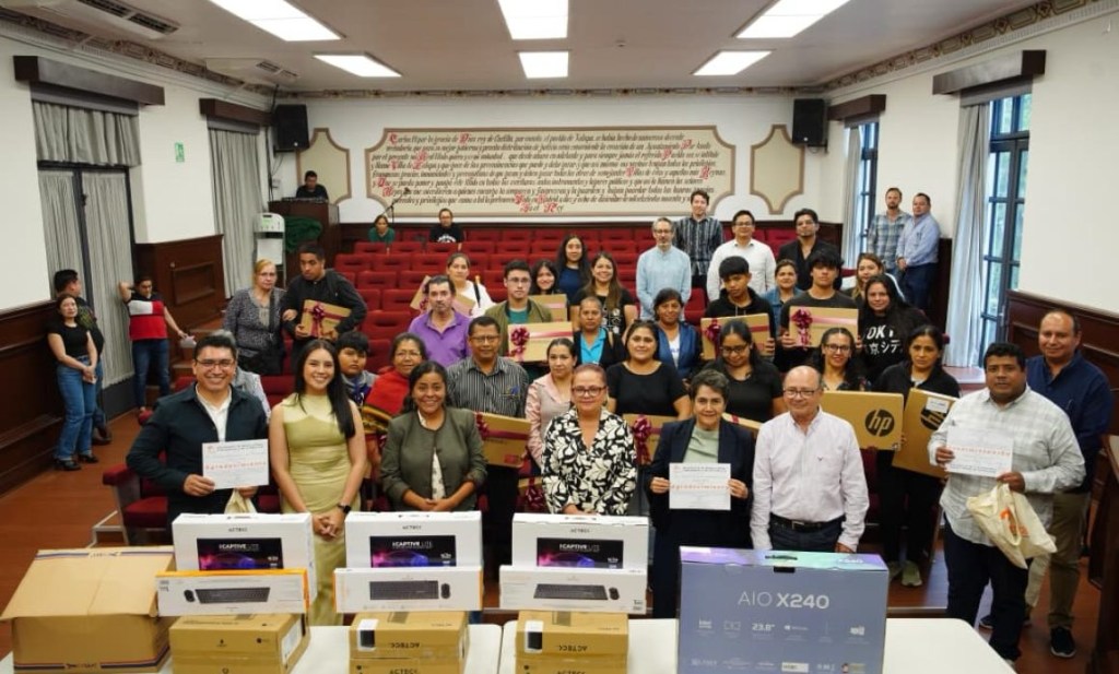 #Veracruz Entrega Daniela Griego equipos de&nbsp;cómputo