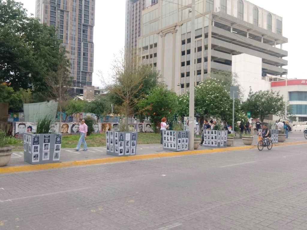 #NuevoLeon Gobierno de Nuevo León intenta tapar rostros de desaparecidos en vía pública con macetas, denuncian&nbsp;colectivos