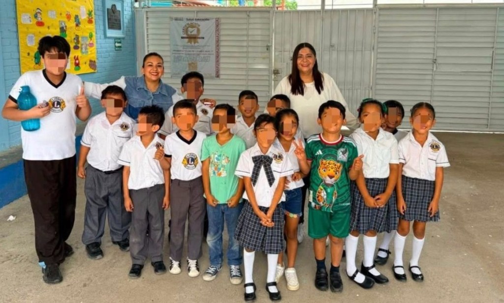 #Veracruz Dona Laura Mejía libros a escuela primaria afectada por inundación