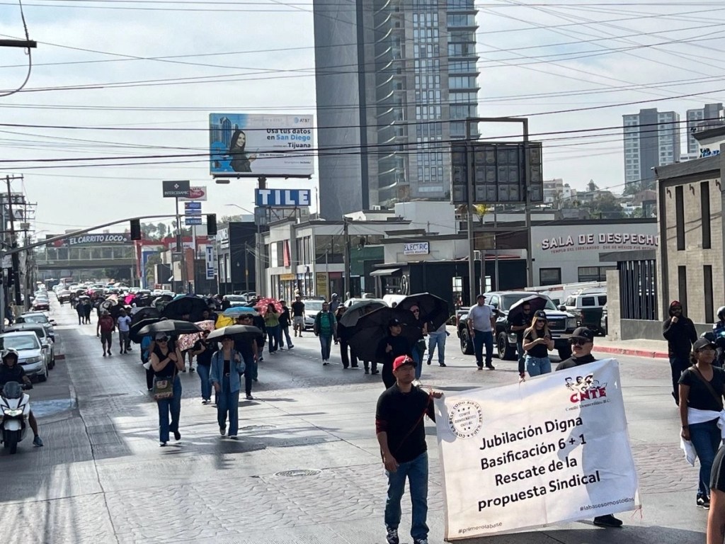 #Mexicali CNTE marcha por Zona Río de Tijuana para bloquear acceso de EU a México
