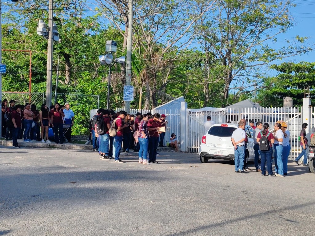 #Campeche Estalla »bronca» de estudiantes con Cecytec y bloquean ingreso al&nbsp;plantel&nbsp;