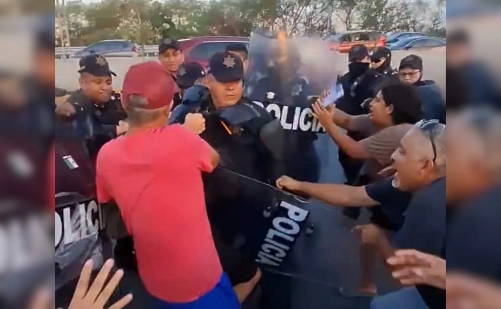 #NuevoLeon Policías de Guadalupe disuelven protesta de afectados por colapso de drenaje