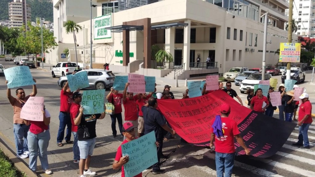 #Guerrero Ex trabajadores hoteleros bloquean la Costera de Acapulco; exigen recontratación en Holiday Inn