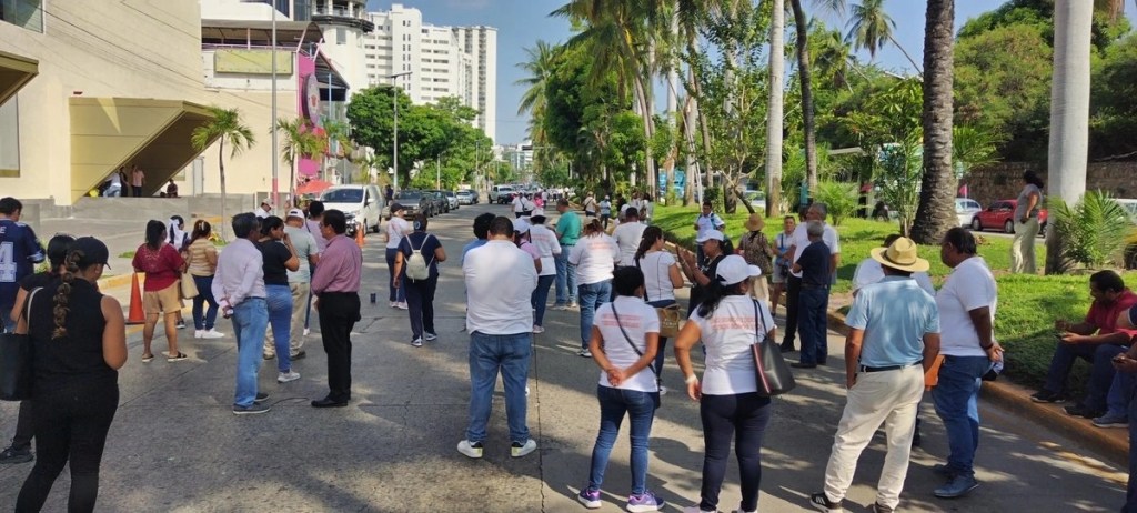 #Guerrero Docentes del SNTE bloquean Costera Miguel Alemán; exigen soluciones laborales