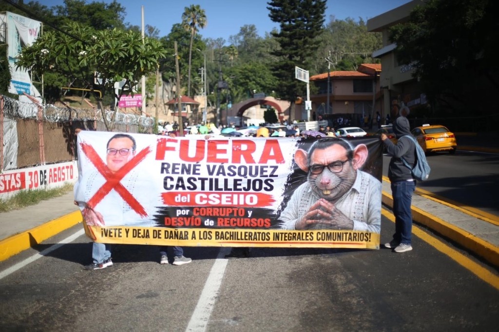 #Oaxaca Trabajadores del CSEIIO exigen destitución de director por presuntas irregularidades