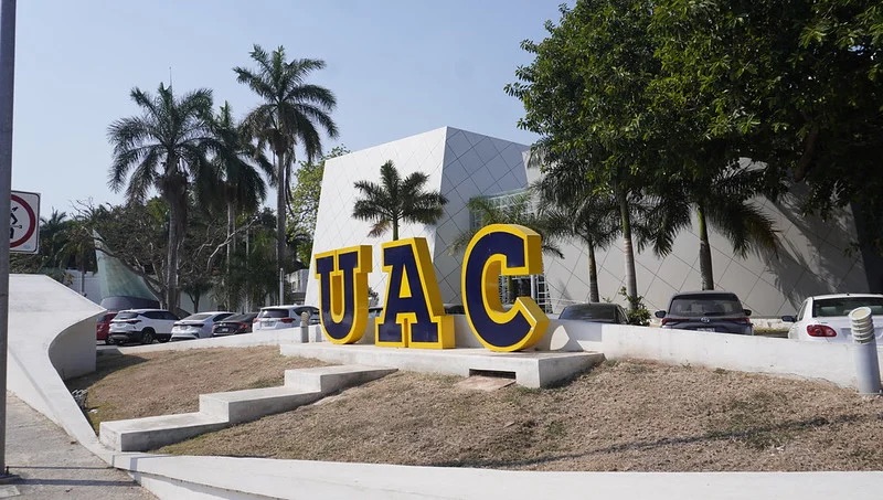#Campeche Estudiantes de Gerontología de la UAC protestan por constantes reubicaciones »temporales»