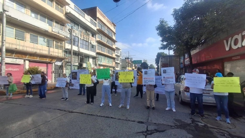 #EdoMex Familiares de Douglas Mafra bloquean la avenida Gustavo Baz en Naucalpan para exigir su&nbsp;localización