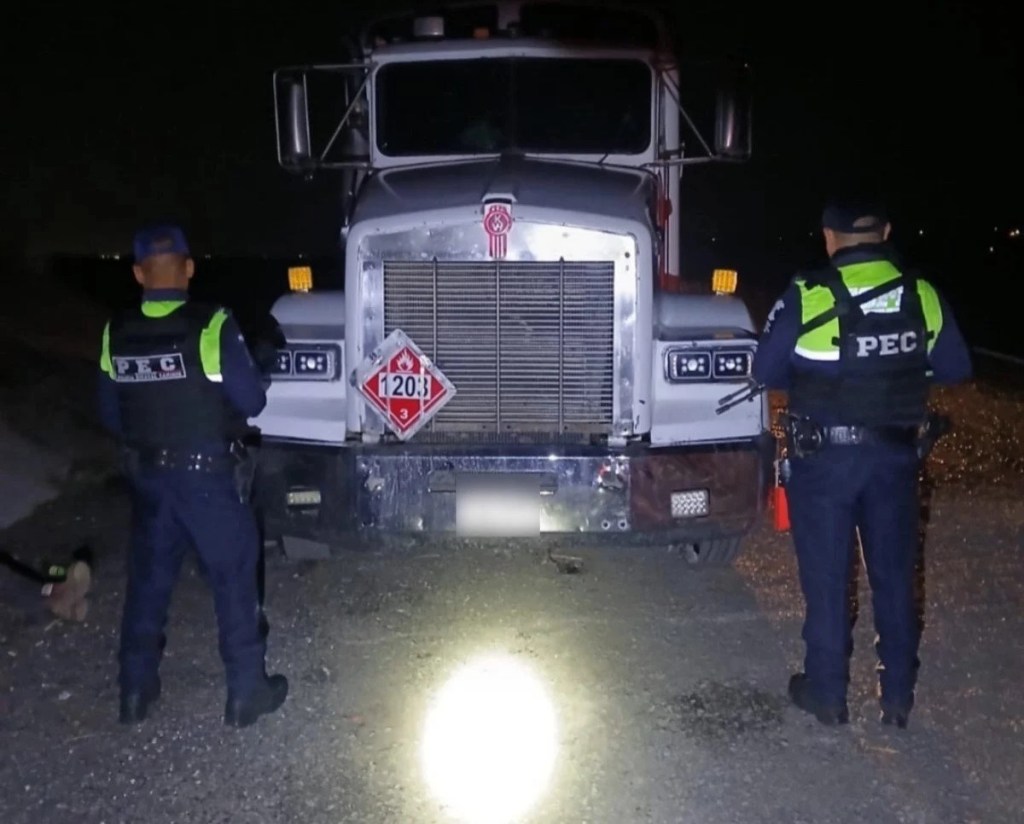 #Guanajuato Decomisan tractocamión cisterna con 21 mil litros de ‘huachicol’