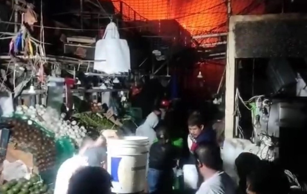 #Morelos Reportan incendio en el mercado Adolfo López Mateos de Cuernavaca