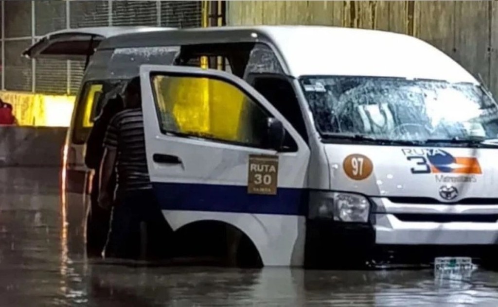 #EdoMex Inundación deja seis pasajeros muertos en una combi de&nbsp;Tultitlán