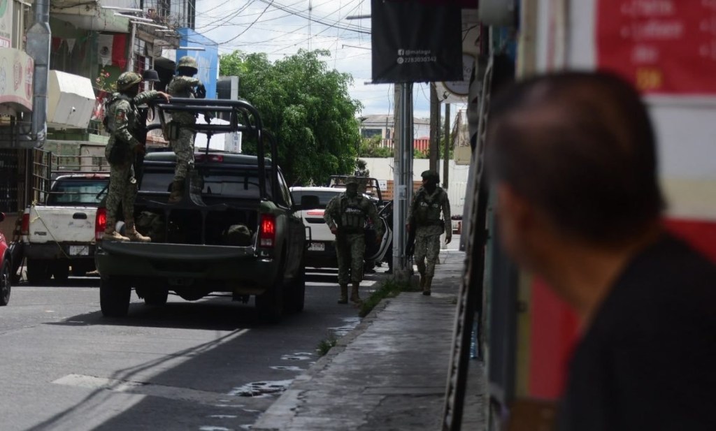#Veracruz Movilización del Ejército y FGE genera tensión en el centro de&nbsp;Xalapa