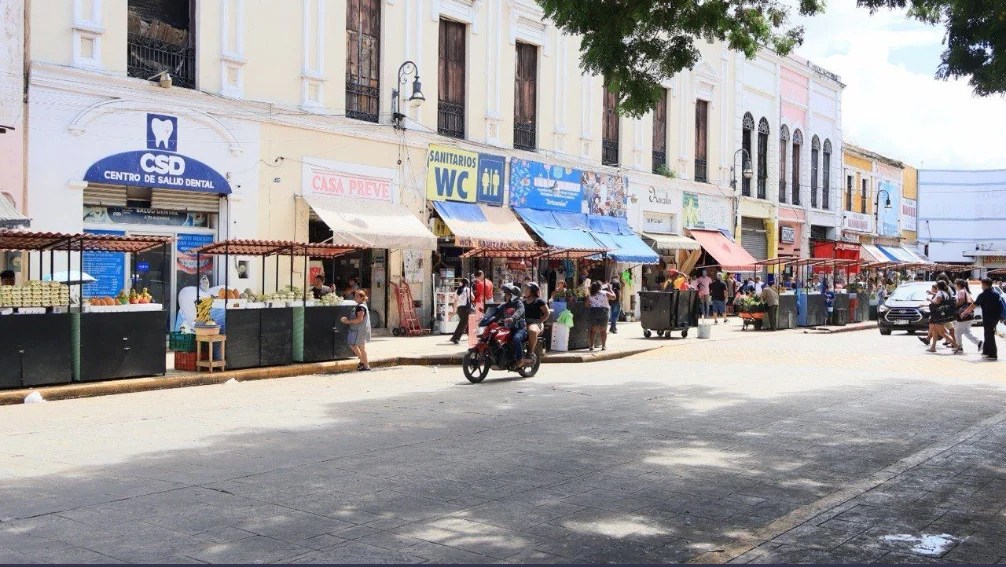 #Yucatan Continúa el reordenamiento del Centro Histórico de Mérida: Intervienen la calle 56 por 65 y 65-A