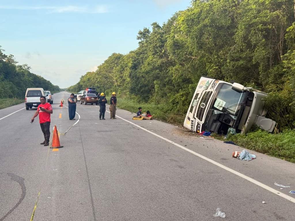 #QuintanaRoo Vuelca autobús de personal en la zona maya de Quintana Roo; hay al menos tres muertos