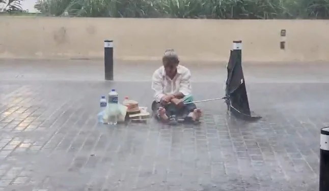 #Yucatan Mujer que se manifestó bajo sol y lluvia recibe atención de la Japay y el ISSSTE