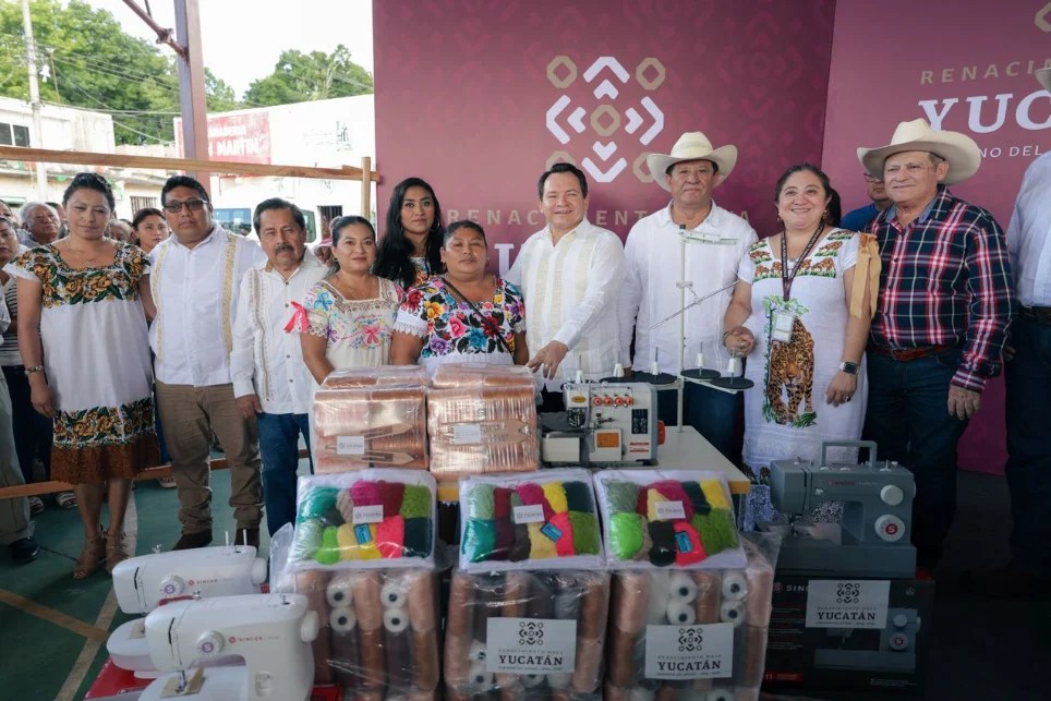#Yucatan Díaz Mena entrega en Tixcacalcupul máquinas de coser, molinos, triciclos y materia prima