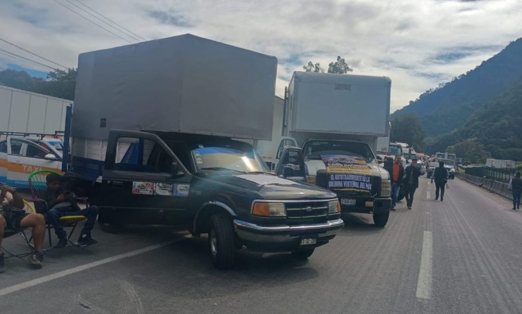 #Veracruz Continúa el bloqueo carretero en&nbsp;Huiloapan