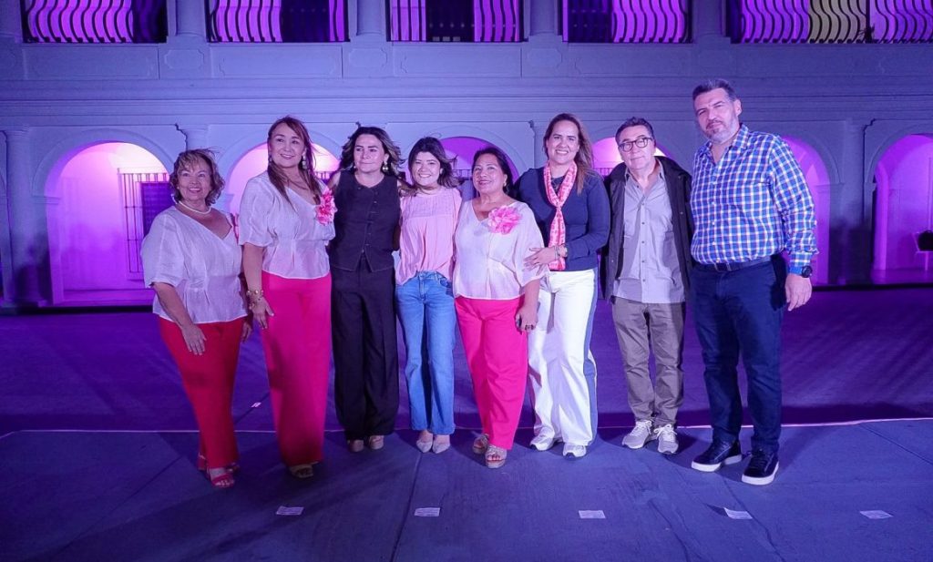 #Veracruz Iluminan de rosa el Palacio Municipal de Boca del Río