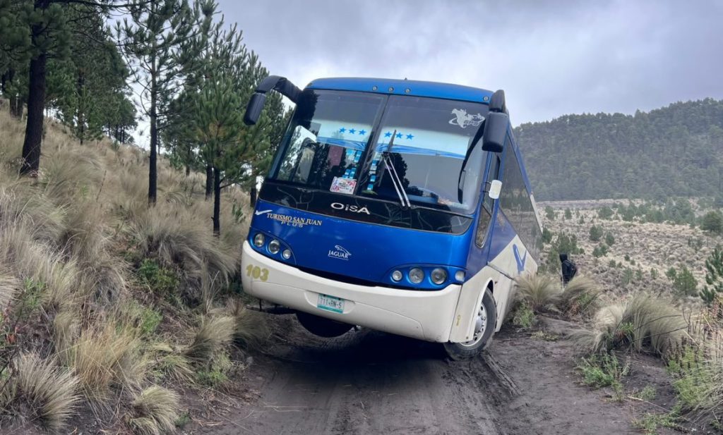 #Veracruz Queda varado autobús con familias en las faldas del Pico de Orizaba