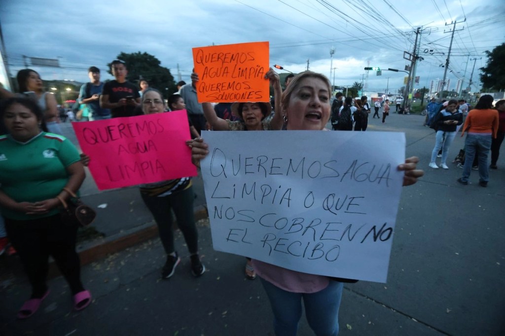 #Jalisco Protestas por agua contaminada provocan bloqueos en Guadalajara